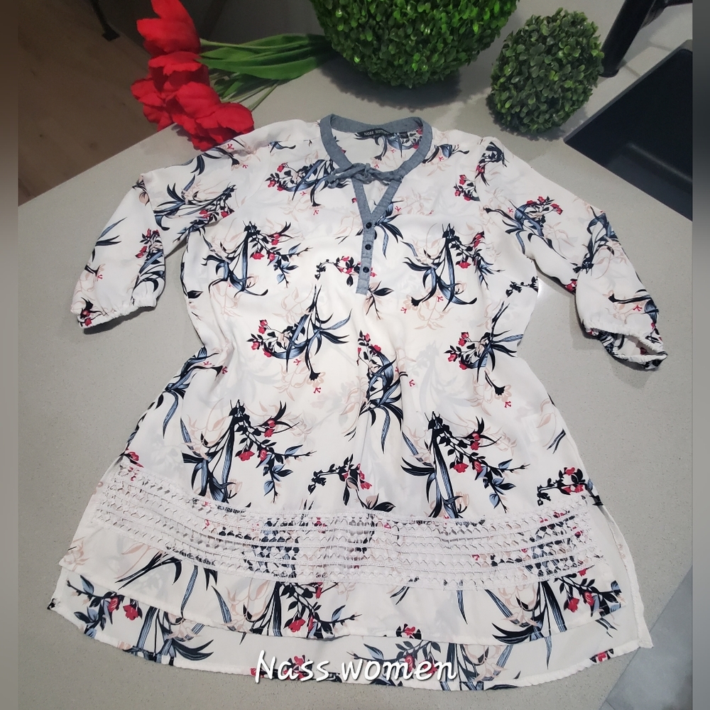 NASS WOMEN Superbe blouse fluide et légère à motifs floraux avec fond blanc